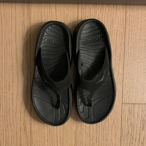 Hoka Ora Black Thong Recovery Slides | US 8